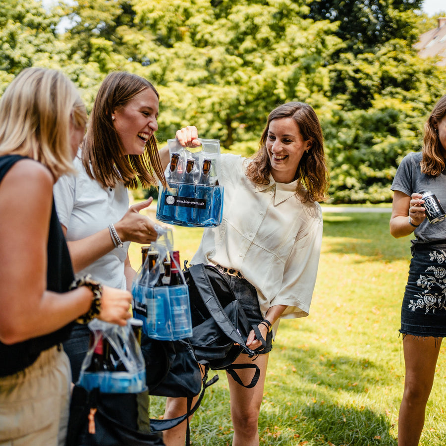 BeerTour M in Österreich: group with drinks in the park as a product image for a BeerTour.