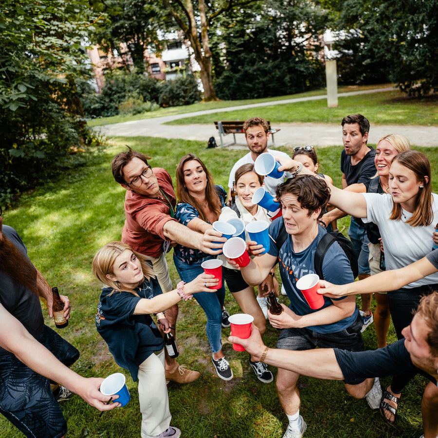 Rallye Bière XL in Belgien: groep met rode bekers als productfoto voor een BierTour.